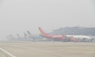 Sương mù dày đặc, nhiều chuyến bay chậm cất, hạ cánh ở Nội Bài