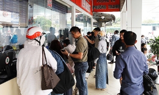 Vé tàu xe Tết khan hiếm, giá tăng cao