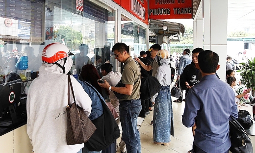 Vé tàu xe Tết khan hiếm, giá tăng cao