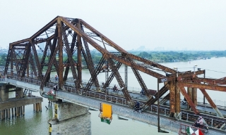 Một nhịp cầu Long Biên gặp sự cố, tạm dừng chạy tàu đường sắt qua cầu