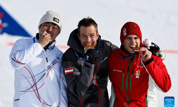 Vô địch Olympic mùa Đông 2026, vận động viên trượt tuyết người Áo lập kỷ lục đặc biệt