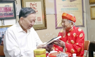 Tổng Bí thư Tô Lâm chúc Tết nhà nghiên cứu 106 tuổi Nguyễn Đình Tư