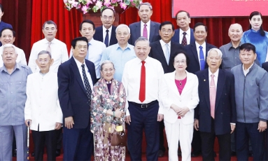  Tổng Bí thư Tô Lâm gặp mặt các đồng chí nguyên Ủy viên Trung ương Đảng khu vực phía Nam