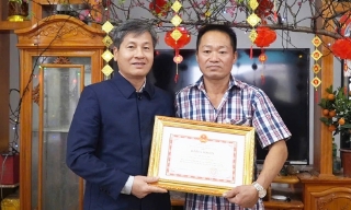 Trao tặng Bằng khen cho "người hùng" cứu 6 nạn nhân vụ chìm tàu trên hồ Thác Bà