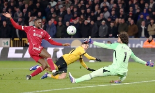 Liverpool thua đội cuối bảng ở Premier League