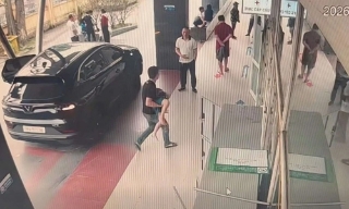 Tài xế ở Bắc Ninh vượt đèn đỏ đưa cháu bé đi cấp cứu