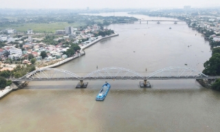 Bộ Xây dựng yêu cầu làm rõ nguyên nhân vụ sà lan đụng gây hỏng cầu Ghềnh