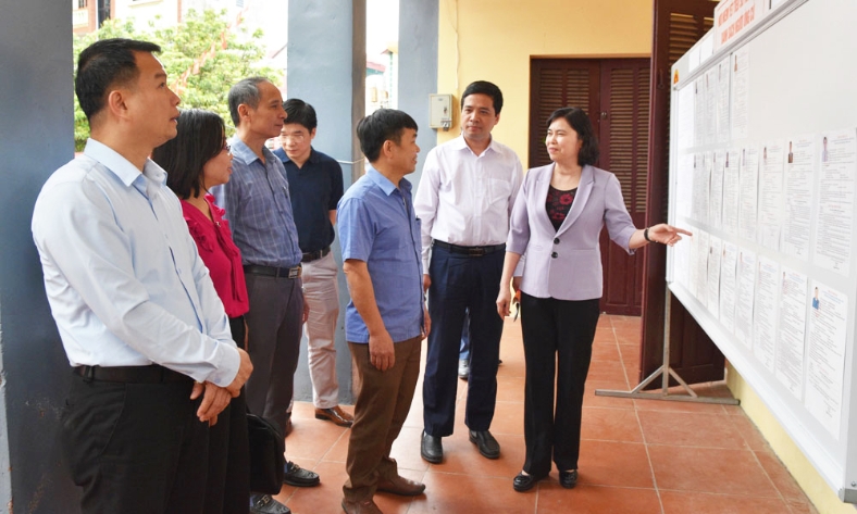  Phó Chủ tịch Thường trực HĐND tỉnh Trần Thị Hằng kiểm tra công tác chuẩn bị bầu cử tại phường Trạm Lộ và Ninh Xá