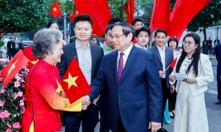 Thủ tướng Phạm Minh Chính cùng cử tri bỏ phiếu bầu cử tại phường Tây Hồ, Hà Nội