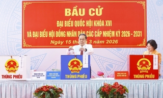 Chủ tịch Quốc hội Trần Thanh Mẫn bỏ phiếu bầu cử tại Thành phố Hồ Chí Minh