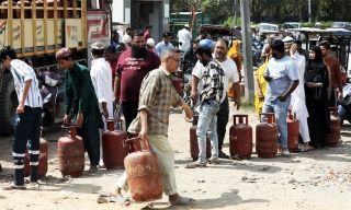 Người dân Ấn Độ xếp hàng nhiều ngày để chờ mua khí đốt