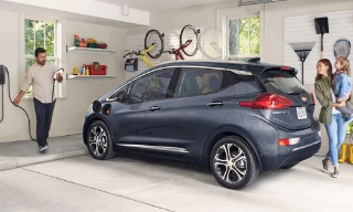 Lượng tìm kiếm xe điện tăng vọt khi giá xăng tăng