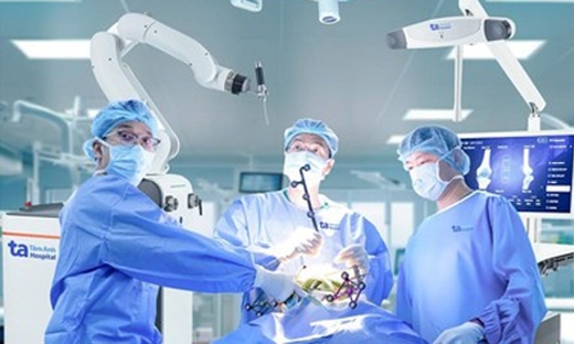 Việt Nam lần đầu có Robot AI thay khớp chuẩn xác và an toàn vượt trội