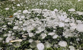 Dông mạnh kèm theo mưa đá ở miền Bắc trong những ngày qua có bất thường?