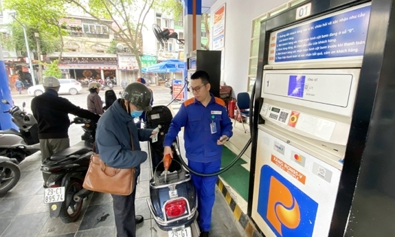 Xăng RON95 tăng 827 đồng/lít