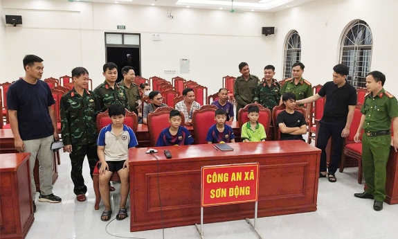 Quân và dân xã Sơn Động tìm kiếm, đưa 5 thiếu niên đi lạc trong rừng trở về an toàn