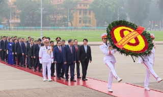 Các đại biểu Quốc hội vào Lăng viếng Chủ tịch Hồ Chí Minh