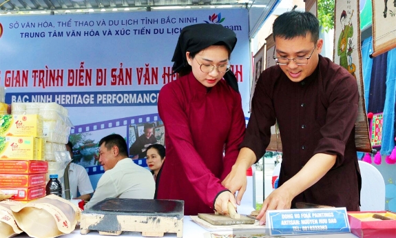 Khách thích thú trải nghiệm làm tranh Đông Hồ tại Thành phố Hồ Chí Minh 