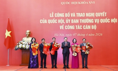  Trao Nghị quyết của Quốc hội, Ủy ban Thường vụ Quốc hội về công tác cán bộ