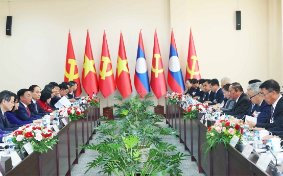 Thường trực Ban Bí thư Trần Cẩm Tú hội đàm với Thường trực Ban Bí thư Trung ương Đảng Nhân dân Cách mạng Lào