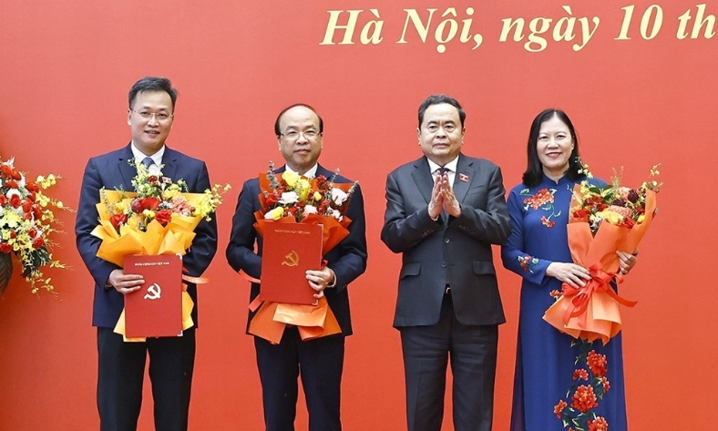  Công bố các quyết định về nhân sự của Đảng uỷ Quốc hội