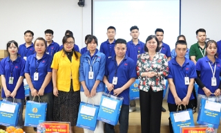 Phó Chủ tịch Thường trực HĐND tỉnh Trần Thị Hằng thăm, động viên đoàn viên công đoàn, người lao động trong khu công nghiệp