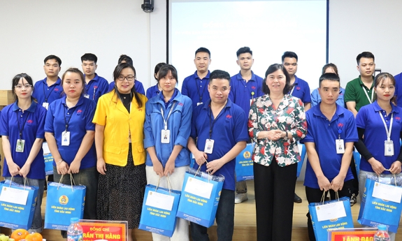 Phó Chủ tịch Thường trực HĐND tỉnh Trần Thị Hằng thăm, động viên đoàn viên công đoàn, người lao động trong khu công nghiệp