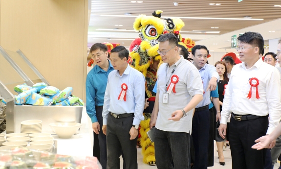 Bắc Ninh: Chủ tịch HĐND tỉnh Nguyễn Việt Oanh thăm, tặng quà công nhân Công ty Goertek Việt Nam