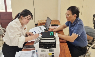  Chi thưởng cho 11 hộ bàn giao mặt bằng sớm tại thôn Tử Nê