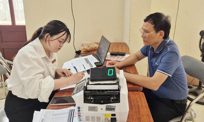  Chi thưởng cho 11 hộ bàn giao mặt bằng sớm tại thôn Tử Nê