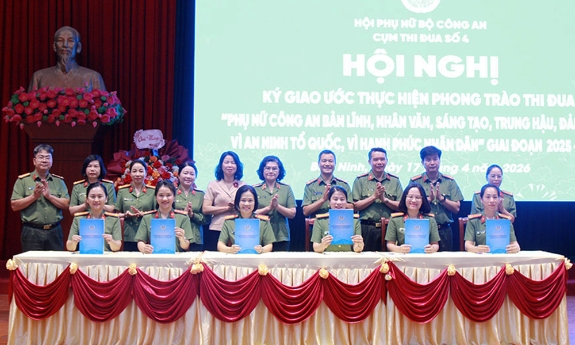 Phụ nữ Công an Cụm thi đua số 4 ký giao ước thi đua, giai đoạn 2025-2030    