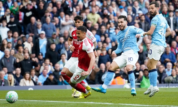 Man City thắng Arsenal trong cuộc đua vô địch ngoại hạng Anh
