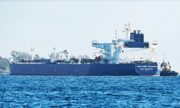 Mỹ nêu lý do gia hạn hoãn trừng phạt dầu Nga