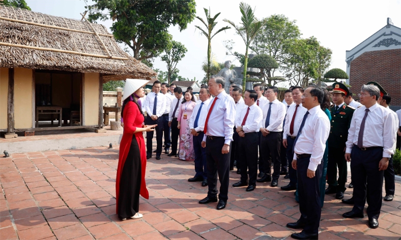  Tổng Bí thư, Chủ tịch nước Tô Lâm dâng hương tưởng niệm Tổng Bí thư Hà Huy Tập