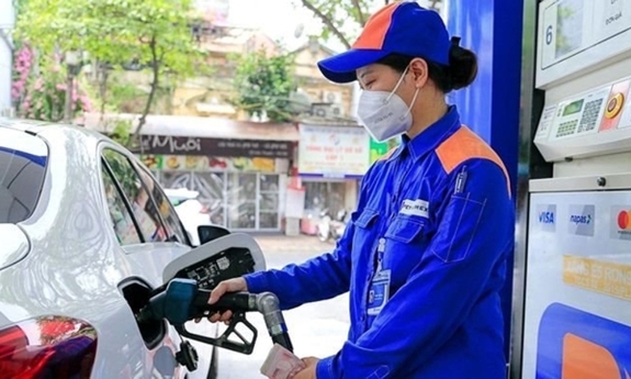 Giá xăng giảm về sát 23.000 đồng