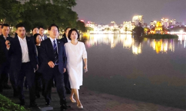  Tổng thống Hàn Quốc và Phu nhân đi dạo quanh hồ Hoàn Kiếm