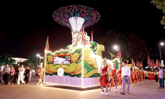 Rực rỡ sắc màu lễ hội văn hóa dân gian đường phố Việt Trì