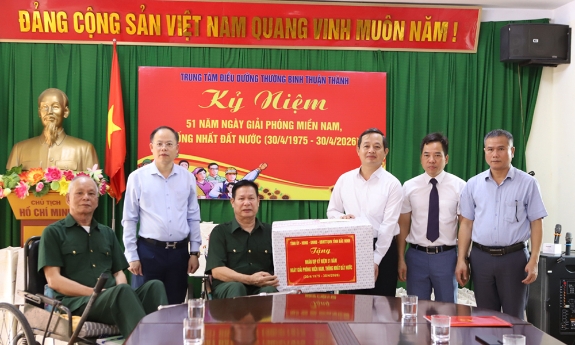Chủ tịch UBND tỉnh Phạm Hoàng Sơn thăm, tặng quà thương binh, bệnh binh 