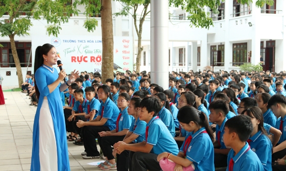 Gần 1.000 học sinh được giáo dục kỹ năng sống về lòng biết ơn