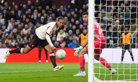 Liverpool thua Aston Villa, nguy cơ mất vé Champions League