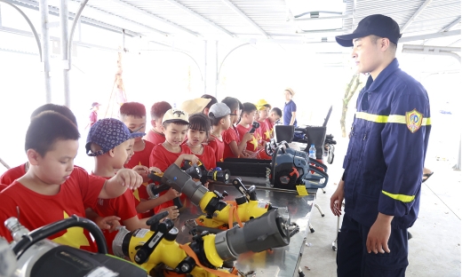 Học sinh phường Tiền Phong thực hành kỹ năng phòng cháy chữa cháy, cứu nạn cứu hộ