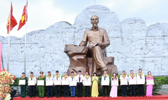 Đảng ủy xã Đông Phú báo công dâng Bác nhiều phần việc ý nghĩa