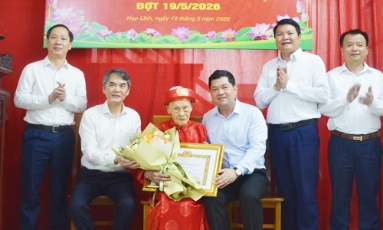  Bí thư Tỉnh ủy Nguyễn Hồng Thái dự Lễ trao tặng Huy hiệu Đảng tại phường Hạp Lĩnh