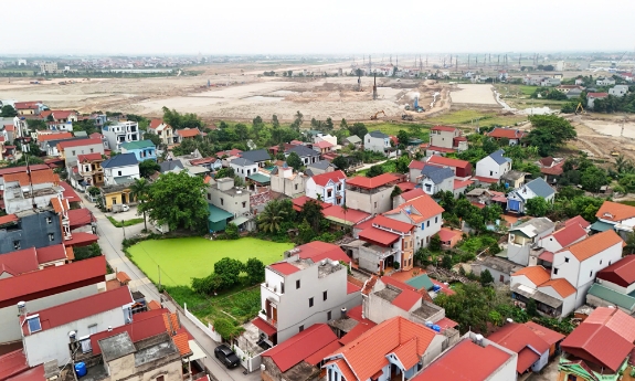 Nhiều hộ dân ở xã Gia Bình bàn giao mặt bằng cho dự án sân bay