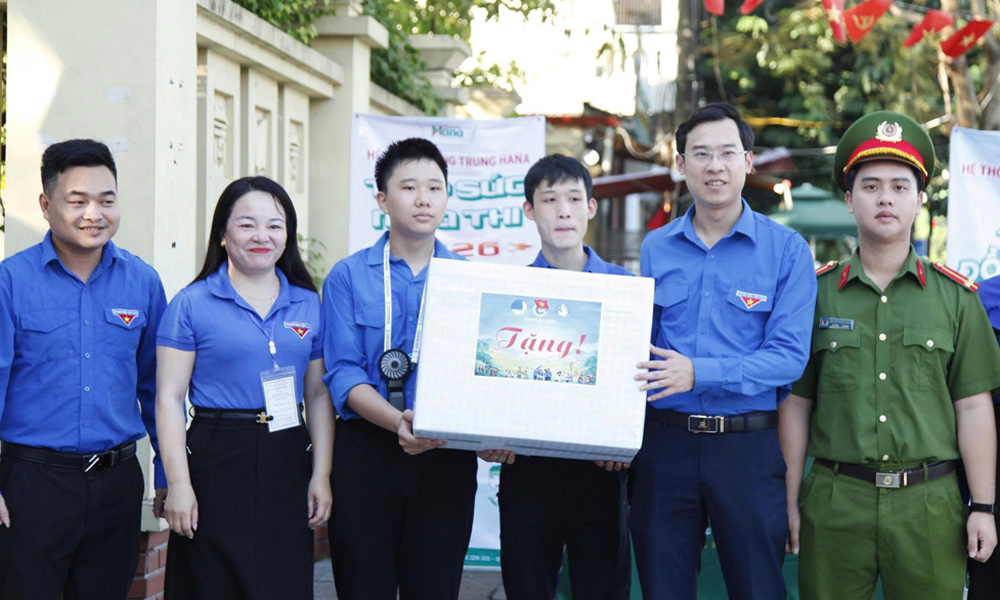Lãnh đạo Tỉnh đoàn Bắc Ninh động viên đội tình nguyện "Tiếp sức mùa thi"