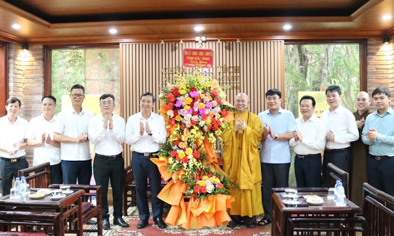 Chủ tịch HĐND tỉnh Nguyễn Việt Oanh chúc mừng Đại lễ Phật đản 2026 tại chùa Phật Tích