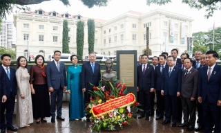 Tổng Bí thư, Chủ tịch nước dâng hoa trước tượng Chủ tịch Hồ Chí Minh tại Singapore