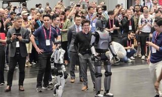 Robot hình người của Việt Nam gây ấn tượng tại diễn đàn hàng đầu thế giới