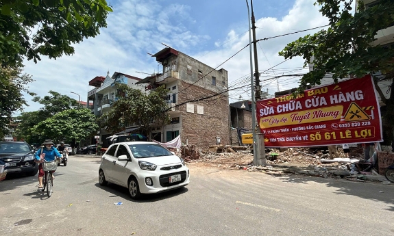 Sự cố đào móng làm nghiêng nhà liền kề: Người dân đang tập trung khắc phục 