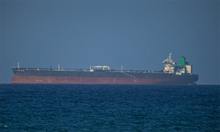 Tàu chở dầu Iran rời eo biển Hormuz, giá dầu giảm sau mốc thấp nhất 3 tháng